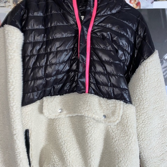 American Eagle Puffer Sherpa Pull Over - Picture 3 of 6